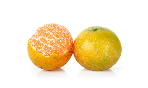 在白色的背景分离的橘