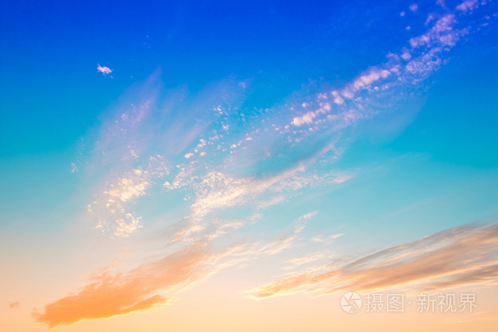 明亮的橙色混合蓝颜色的夕阳的天空