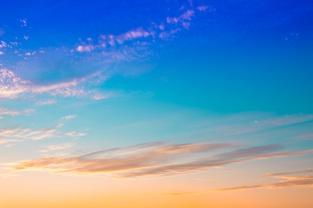 明亮的橙色混合蓝颜色的夕阳的天空