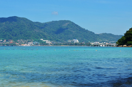 大海 天空和山长满了丛林普吉岛三庄海滩视图