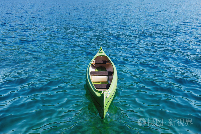 独木舟漂浮在透明的海水