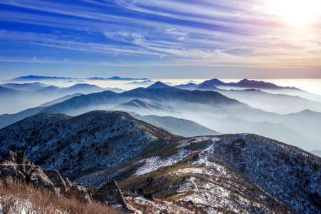 德裕山山脉，韩国冬季景观与日落和雾