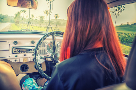 亚洲青年女子驾驶老爷车