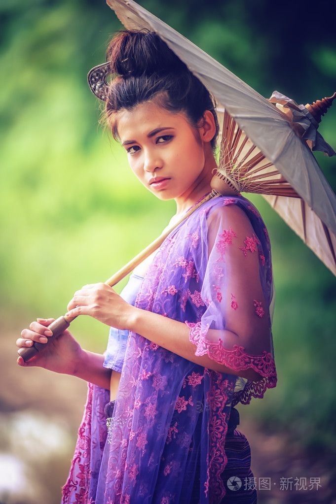 古代泰国女人在传统服饰的泰国与葡萄酒