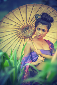 古代泰国女人在传统服饰的泰国与葡萄酒