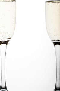 两杯香槟在白色背景上