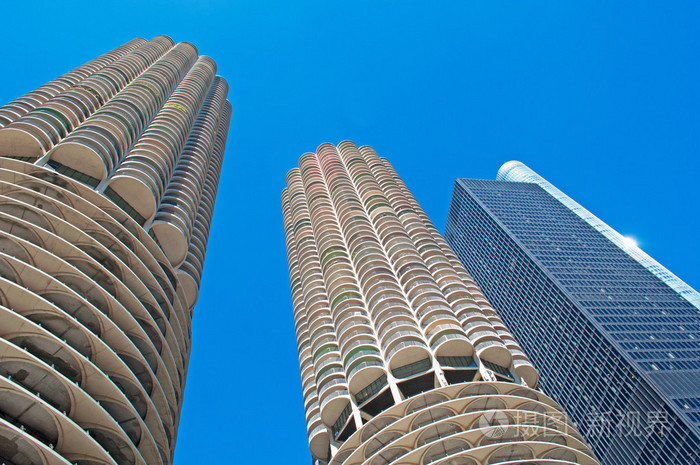 抬头看看滨海城的建筑, 滨海城的综合体, 两栋玉米芯形状的建筑,创 