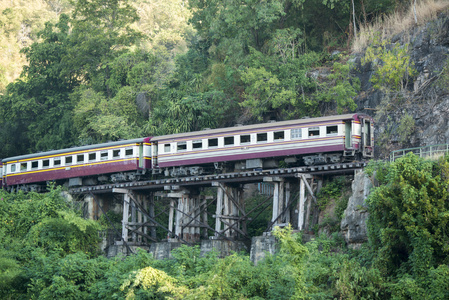 第二次世界大战中的死亡铁路或泰缅铁路是通过山旁的悬崖建造的铁路.