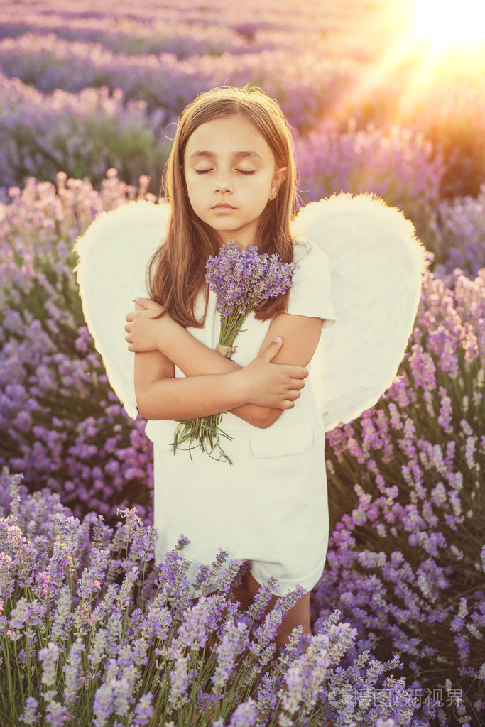 天使的翅膀和白色连衣裙的小女孩照片-正版商用图片1lice2-摄图新视界