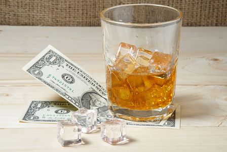 美元和杯威士忌加冰