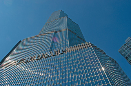 美国芝加哥 抬头看看国际酒店和塔, 这是一座以美国现任总统唐纳德命名的摩天大楼公寓酒店, 来自芝加哥河上的运河巡