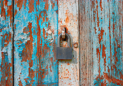 风化锁定木制门漆成了蓝色