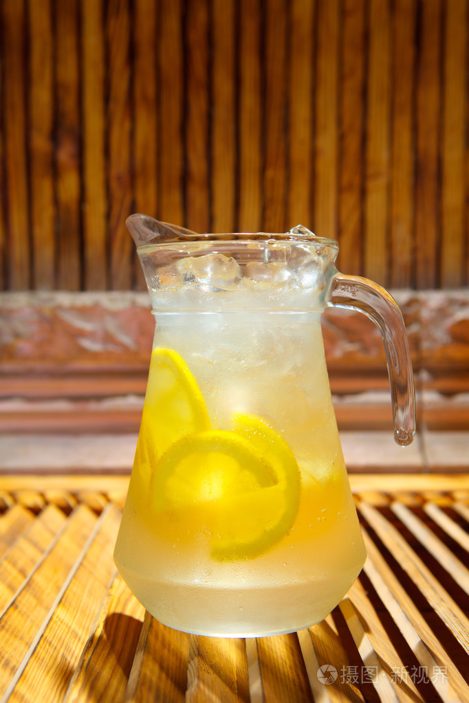 用新鲜柠檬喝冰镇柠檬水