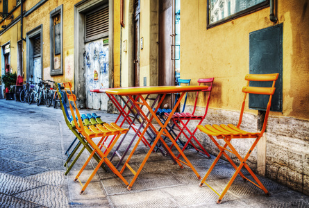 多彩的桌子和椅子在佛罗伦萨人行道上