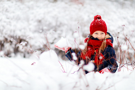 小女孩在户外在冬天图片