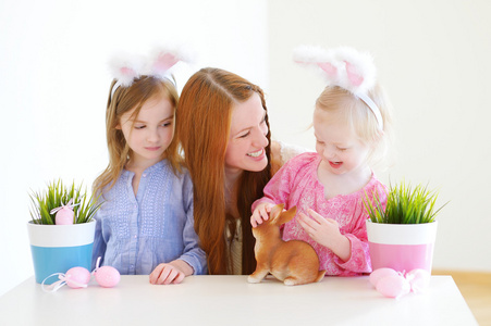 女孩和母亲头戴兔子耳朵