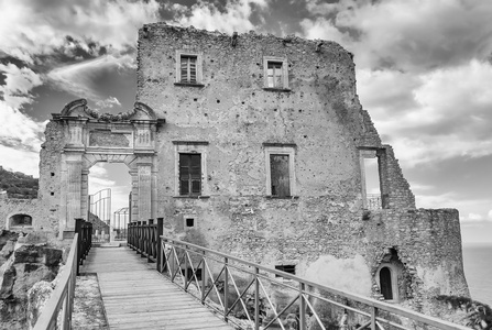 在意大利南部的古城堡的废墟