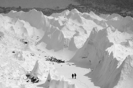 昆布冰川上走着，尼泊尔 珠穆朗玛峰基地营的地区，亚洲这冰瀑南坳通往珠穆朗玛峰的首脑会议上，尼泊尔的最危险阶段之一