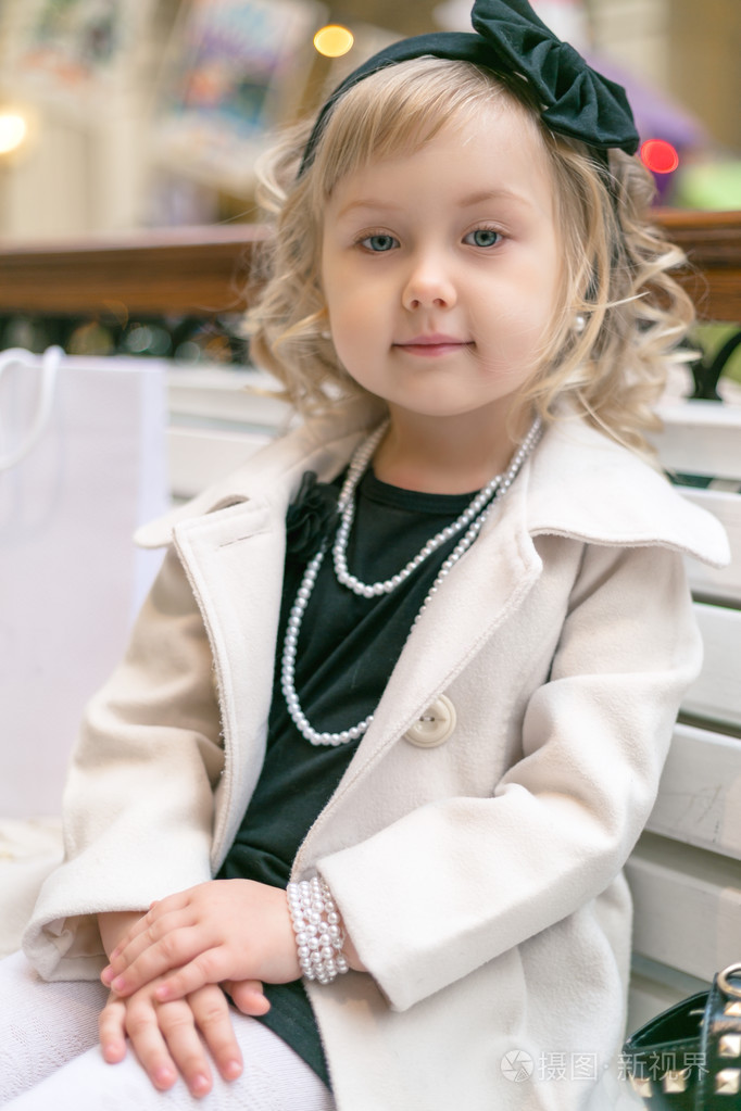 时尚小女孩抬头,微笑