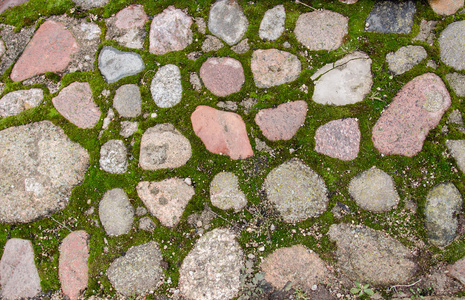 鹅卵石铺就的石板路,在很小的角度,在路上见到的光的反射显示鹅卵石铺