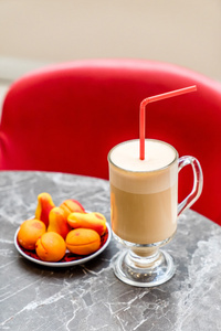 杯咖啡糖浆与桃子图片