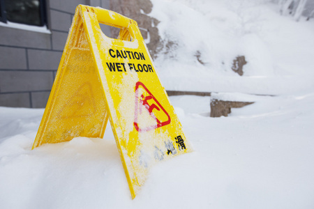 警告警告标志牌上雪楼图片