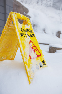 警告警告标志牌上雪楼图片