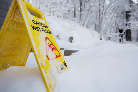 警告警告标志牌上雪楼图片