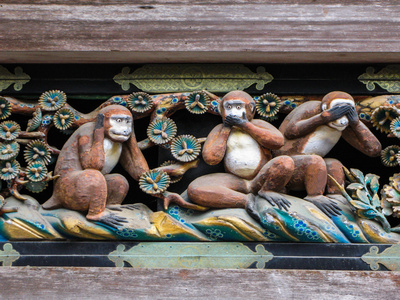 著名三智者只猴子在日本日光东照宫神社照片