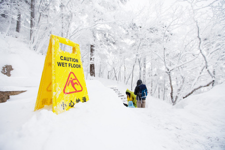 警告警告标志牌上雪