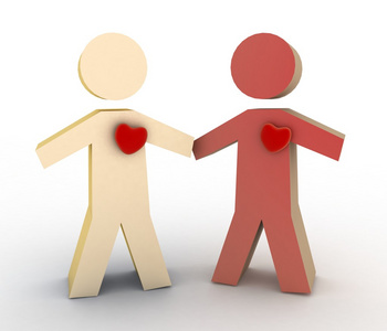 男孩和女孩,在自己的胸口的心照片