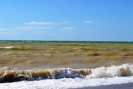 黑色海中的波浪   