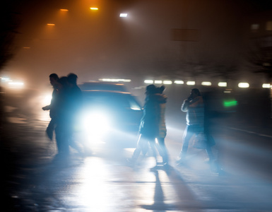 繁忙的城市街道人晚上斑马线上图片