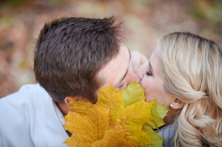 爱在秋天公园情侣接吻图片