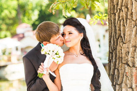 新娘和新郎有浪漫的时刻，在他们的婚礼上