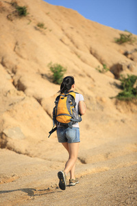 年轻亚洲女子户外徒步旅行者