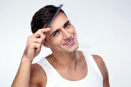 折叠梳梳头快乐的男人梳头照片