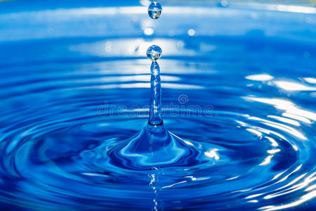 蓝色表面的水滴