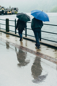 两个人在雨天走在街上