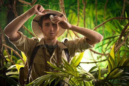 丛林中疲惫的年轻探险家照片