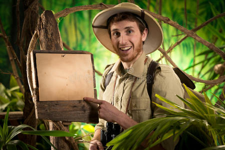 南美探险旅行年轻的探险家在丛林中迷路了峡谷探险团队合影探险家在