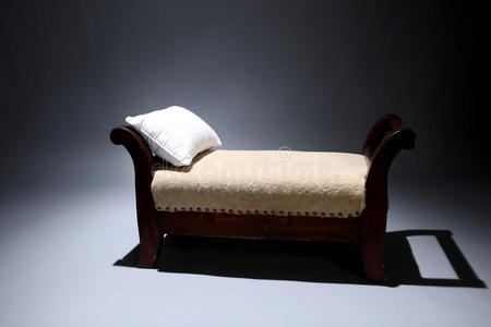 漂亮的古董凳子和一个小枕头