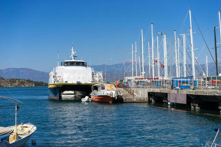 旅游船靠岸了照片