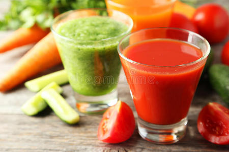 木质背景的新鲜番茄,胡萝卜和黄瓜汁意大利面包与奶酪, 西红柿酱