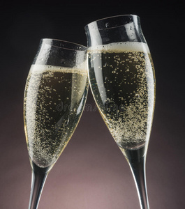 两个香槟酒杯在明亮的灯光下照片