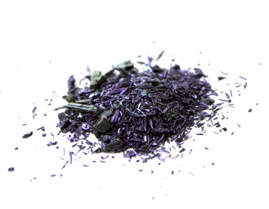 高锰酸钾晶体高锰酸钾在白色背景上孤立固体高锰酸钾