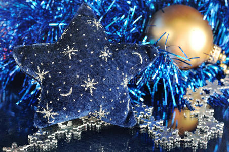 星星装饰，蓝色背景上的圣诞装饰品