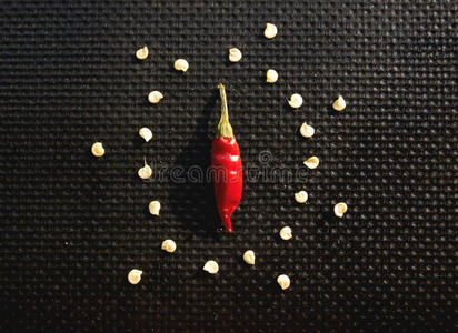 红辣椒周围有种子的食品设计
