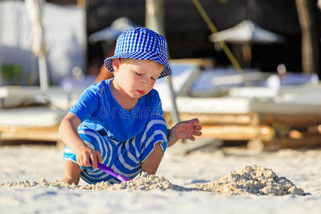 小男孩在热带海滩上玩耍
