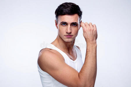 拔眉毛用镊子拔眉毛的男人照片